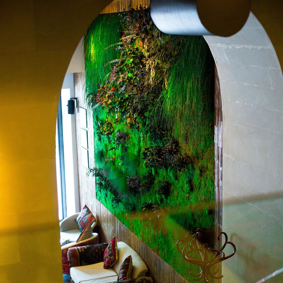 Ambiance forestière 🌲 à intégrer dans votre espace !Ces murs végétaux, composés de feuillages s